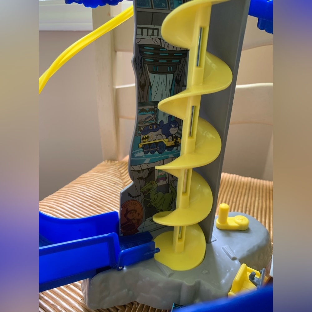 Thomas & Friends DC Super Friends Minis Batcave with 6 Minis - Picture 4 of 5